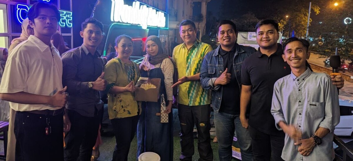 Pengurus Komunitas Pontipreneur bersama owner Pondok Ale-ale Yenna Wiguna (ketiga dari kiri) dan Edy Hartono (keempat dari kanan) pada agenda rutin kopdar bulanan di Pondok Ale-ale Ayani