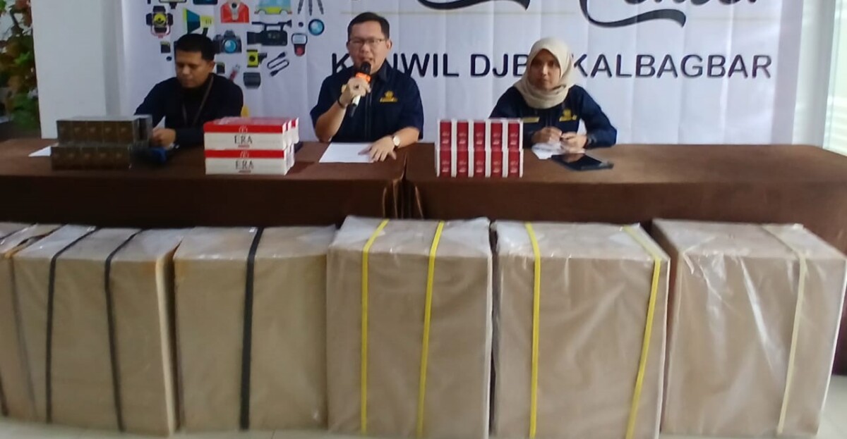 Petugas Direktorat Jenderal Bea dan Cukai Kalimantan Bagian Barat memperlihatkan 1.512.000 batang rokok ilegal yang disita di Konferensi Pers. Foto: HYD/Jurnalis.co.id