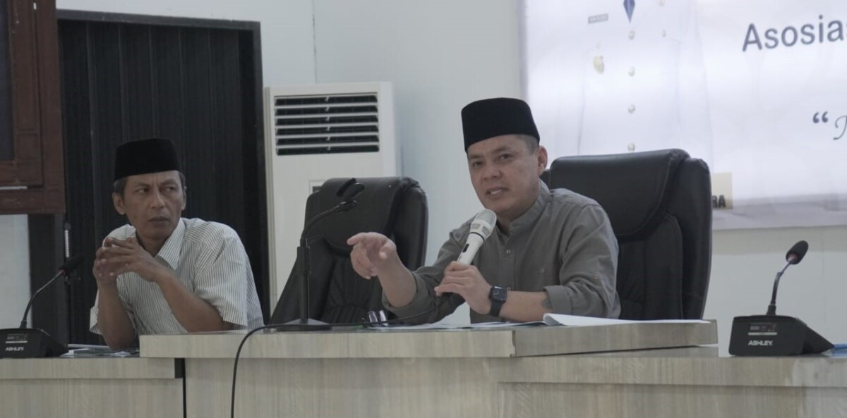 Pj Bupati Kayong Utara, Romi Wijaya didampingi Pj Sekda Rene Renaldy tatkala memberikan arahan dalam silaturahmi dengan APDESI di Pendopo Bupati. Foto Prokopim