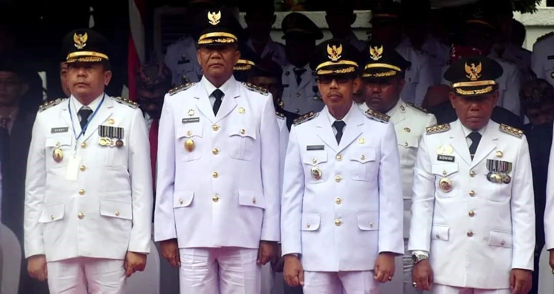 Pj Bupati Kubu Raya, Syarif Kamaruzaman bersama Kepala Daerah lainnya mengikuti upacara peringatan Hari Otonomi Daerah di Surabaya, Kamis (25/4/2024). 