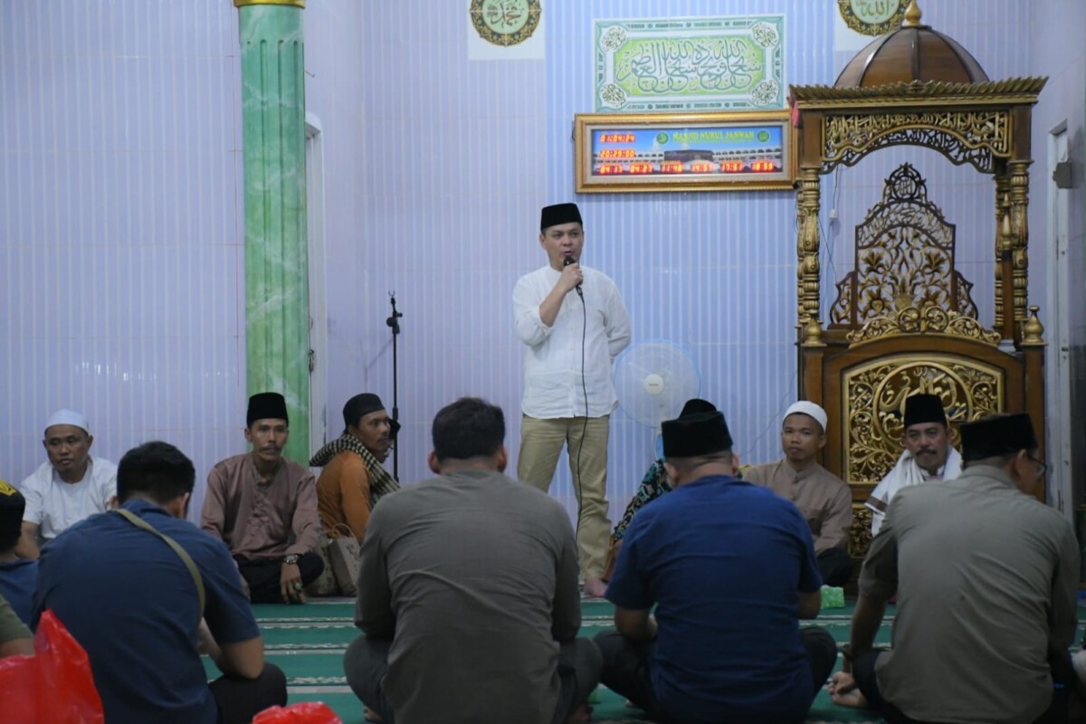 Pj Bupati Romi Wijaya memberikan sambutan dalam Safari Ramadan di Masjid Nurul Jannah, Desa Teluk Batang Kota. Foto Prokopim