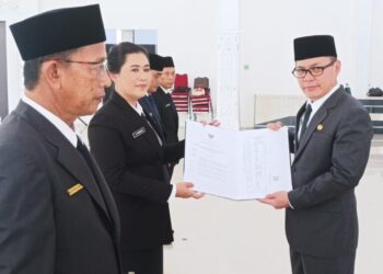 Pj Bupati Romi Wijaya menyerahkan Surat Keputusan pengangkatan Pejabat di Pendopo Bupati. Foto: Bakri Raman/Jurnalis.co.id