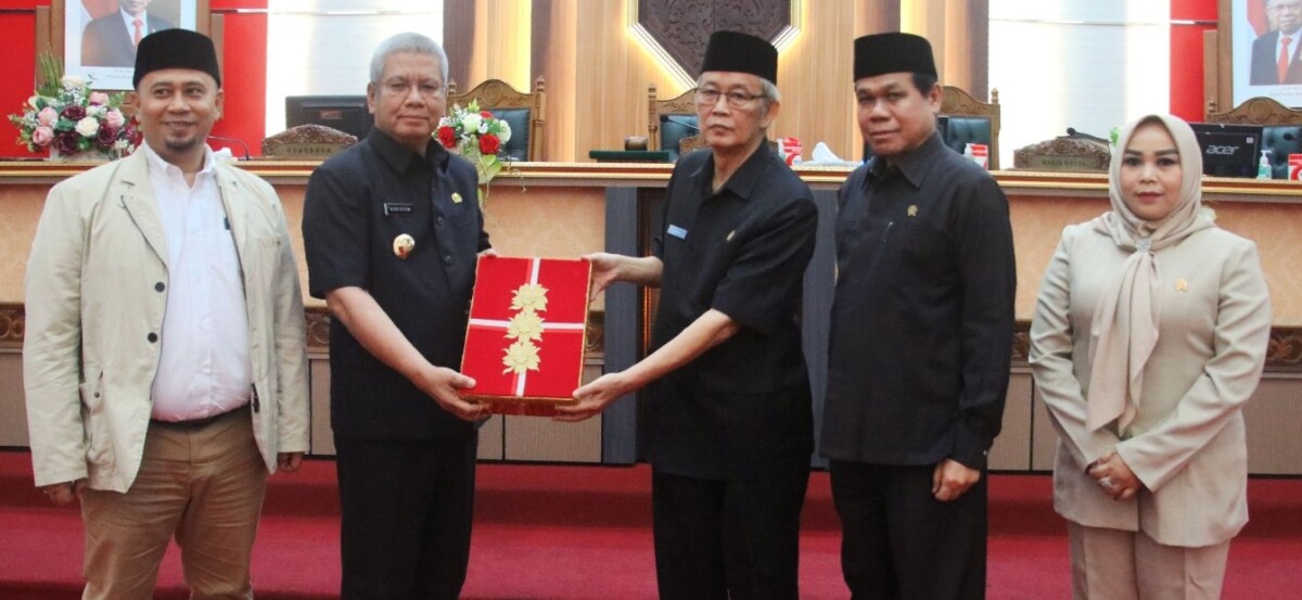 Pj Gubernur Kalimantan Barat, Harisson menyerahkan LKPJ Tahun 2023 kepada DPRD Provinsi Kalbar dalam sidang Paripurna, Kamis (28/3/2024). Foto: Humas