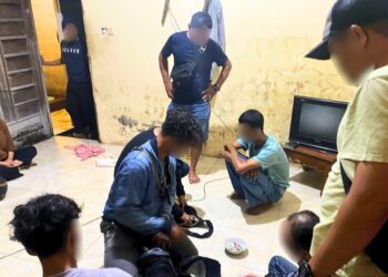 Polisi menggeledah rumah kontrakan kedua pengedar Sabu di Kabupaten Kubu Raya. Foto: Humas Polres