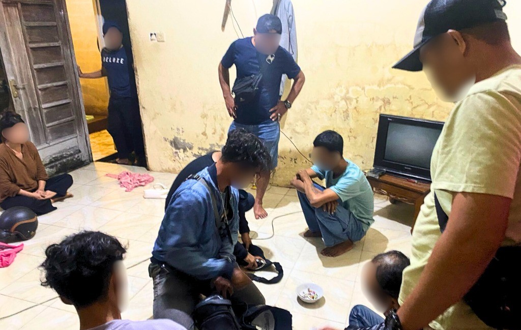Polisi menggeledah rumah kontrakan kedua pengedar Sabu di Kabupaten Kubu Raya. Foto: Humas Polres