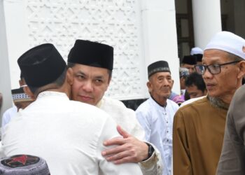 Romi Wijaya bermaaf-maafan dengan warga usai melaksanakan Shalat Idul Fitri. Foto Prokopim Pemkab Kayong Utara