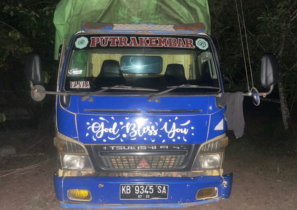 Satu diantara empat truk yang ditangkap Tentara Diraja Malaysia
