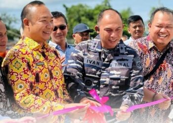 Seremoni peresmian bongkar muat di Pelabuhan Sukabangun oleh Sekda Alexander Wilyo. Foto: Prokopim Pemkab Ketapang.