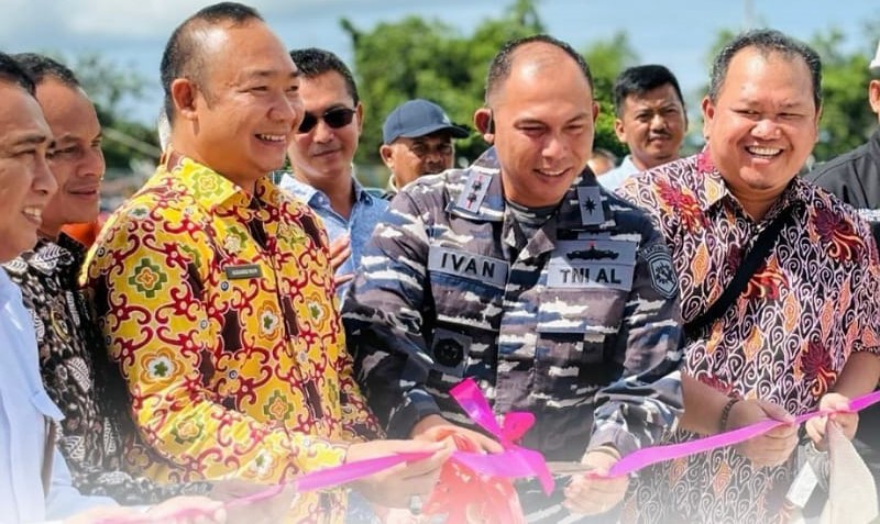 Seremoni peresmian bongkar muat di Pelabuhan Sukabangun oleh Sekda Alexander Wilyo. Foto: Prokopim Pemkab Ketapang.