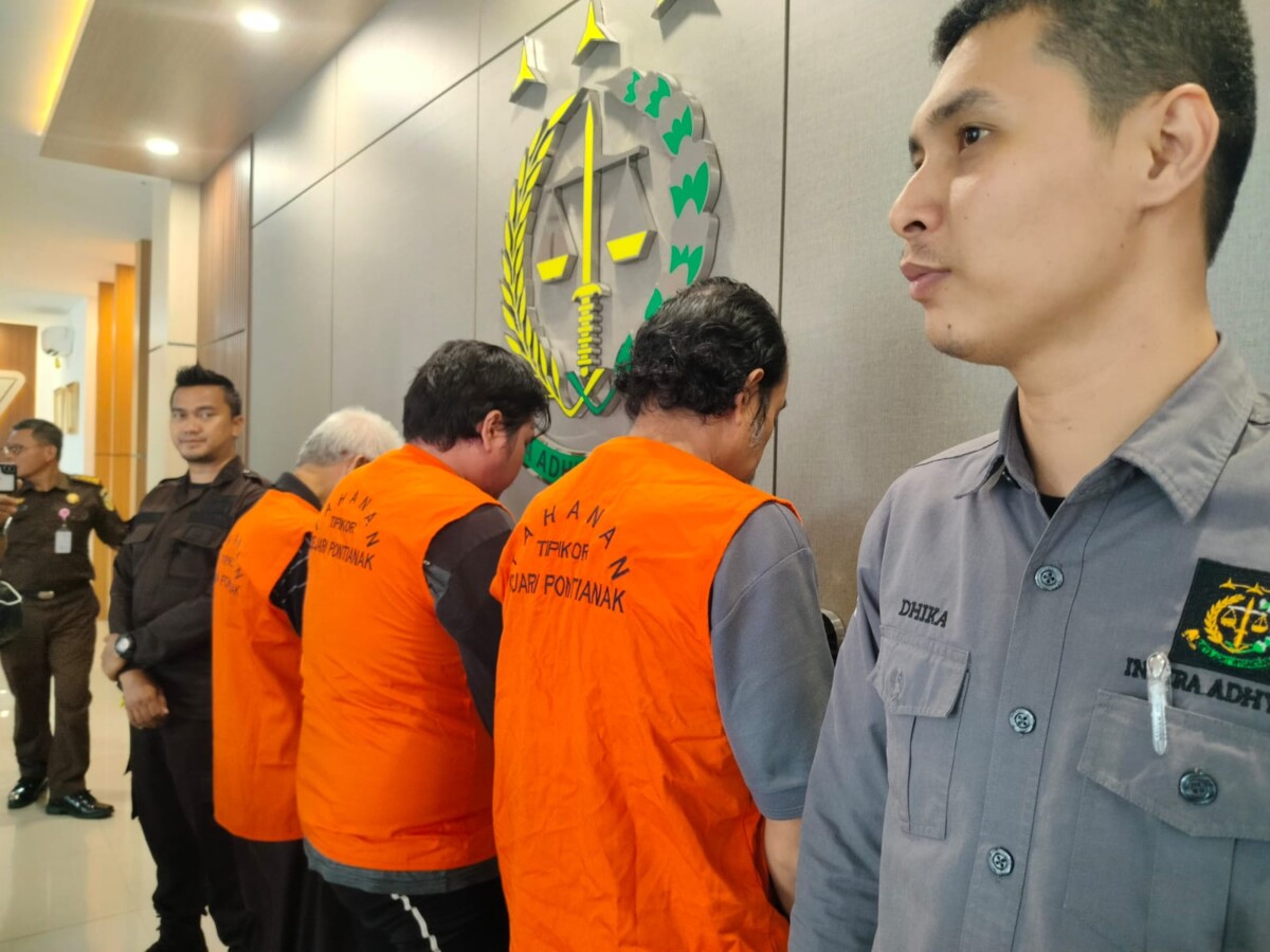 TAHANAN. Tiga pegawai BNI Cabang Pontianak mengenakan rompi orange. Mereka terbuki melakukan korupsi berjamaah. Foto: HYD/Jurnalis.co.id