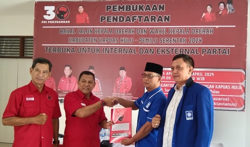 Utusan Partai Amanat Nasional Kapuas Hulu mengambil formulir pendaftaran Bakal Calon Bupati di PDI Perjuangan, Jumat, 26 April 2024.