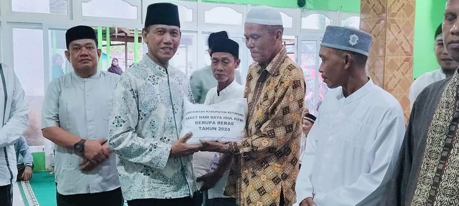 Wabup Farhan menyerahkan bantuan beras ke salah satu pengurus Masjid di Tanjung Baik Budi. Foto: Prokopim Pemkab Ketapang