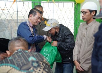 Baznas Pontianak Salurkan 100 Paket Bantuan kepada Dhuafa dan Anak Yatim