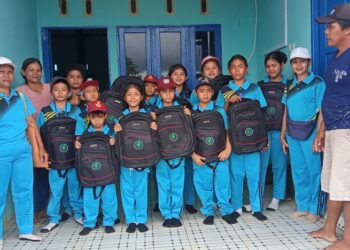 PT Mayawana Persada Peduli Bidang Pendidikan di Desa Sekucing Kualan, Kecamatan Simpang Hulu