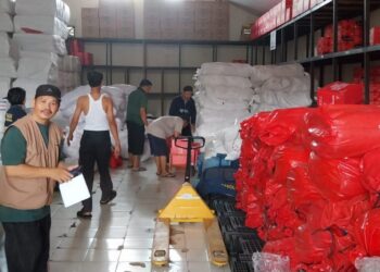 Bantuan dari Kementerian Sosial didistribusikan ke korban banjir di Kabupaten Landak. Foto: Dinsos Pemrpov Kalbar