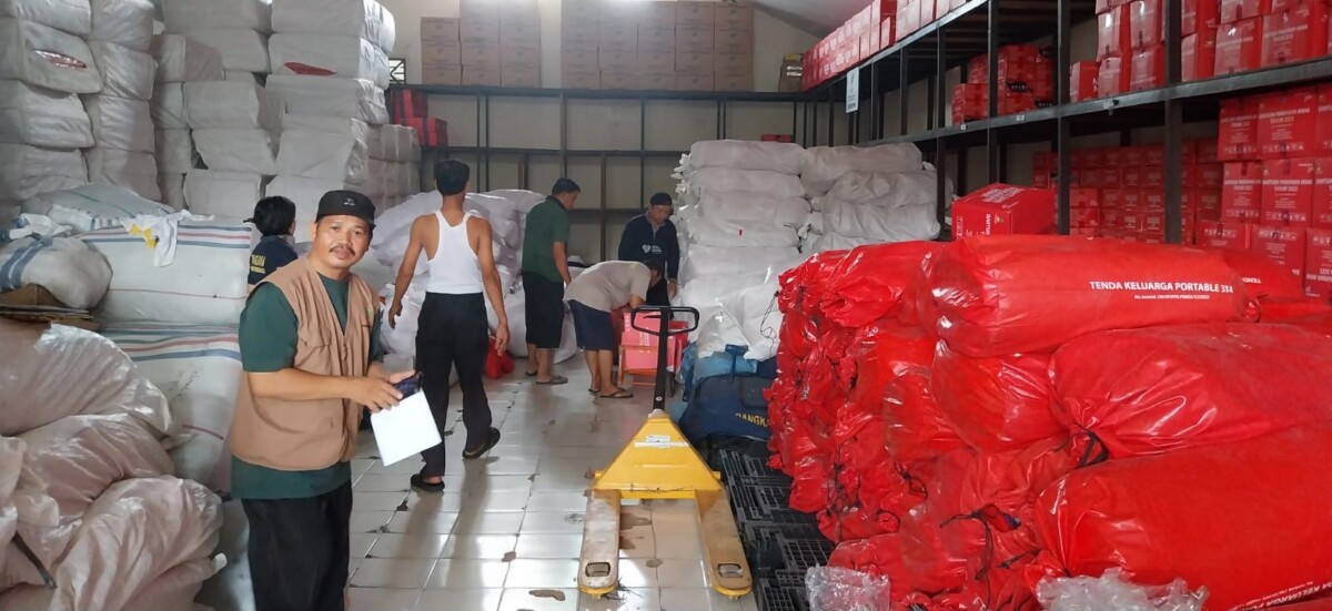 Bantuan dari Kementerian Sosial didistribusikan ke korban banjir di Kabupaten Landak. Foto: Dinsos Pemrpov Kalbar