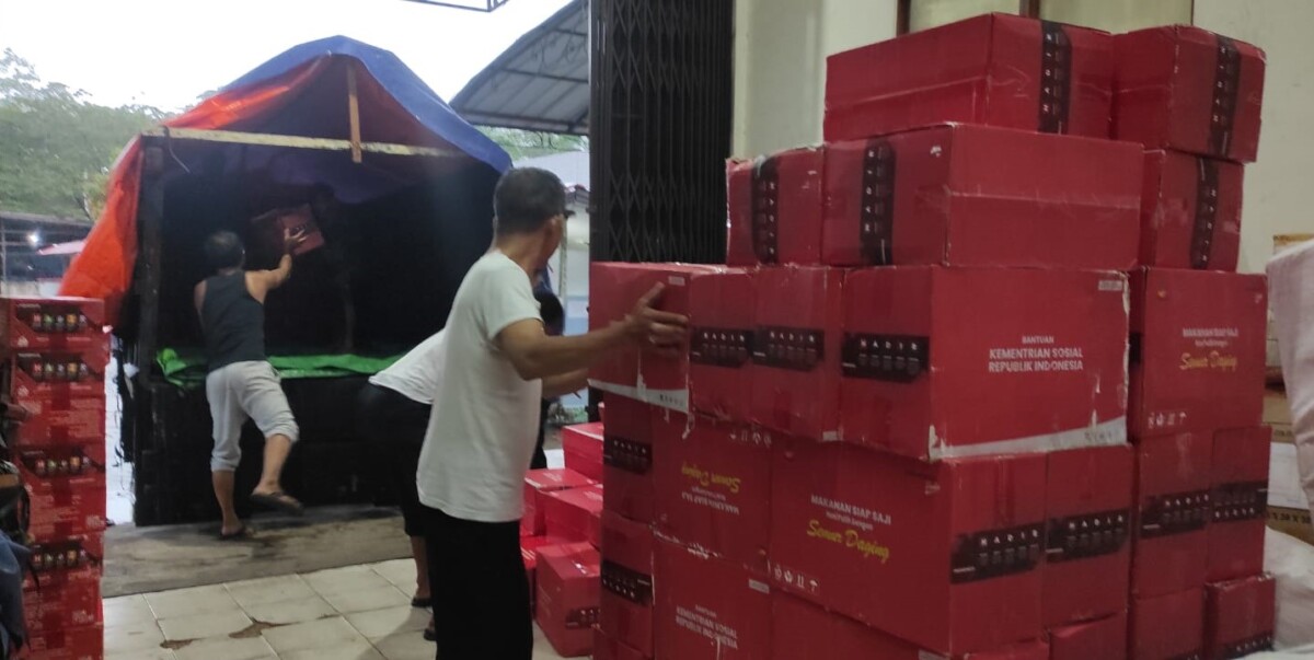 Bantuan logistik dari Kementerian Sosial disalurkan Dinas Sosial Provinsi Kalbar untuk korban bencana banjir di Kabupaten Melawi.