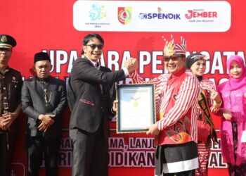 Bupati Hendy Siswanto terima Penghargaan MURI di Hardiknas 2024. Foto: Diskominfo Jember.