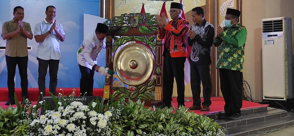 Bupati Jember, Hendy Siswanto memukul gong sebagai tanda dimulainya Lomba Lagu Rohani 2024 se Kabupaten. Foto: Sigit Priyono/Jurnalis.co.id