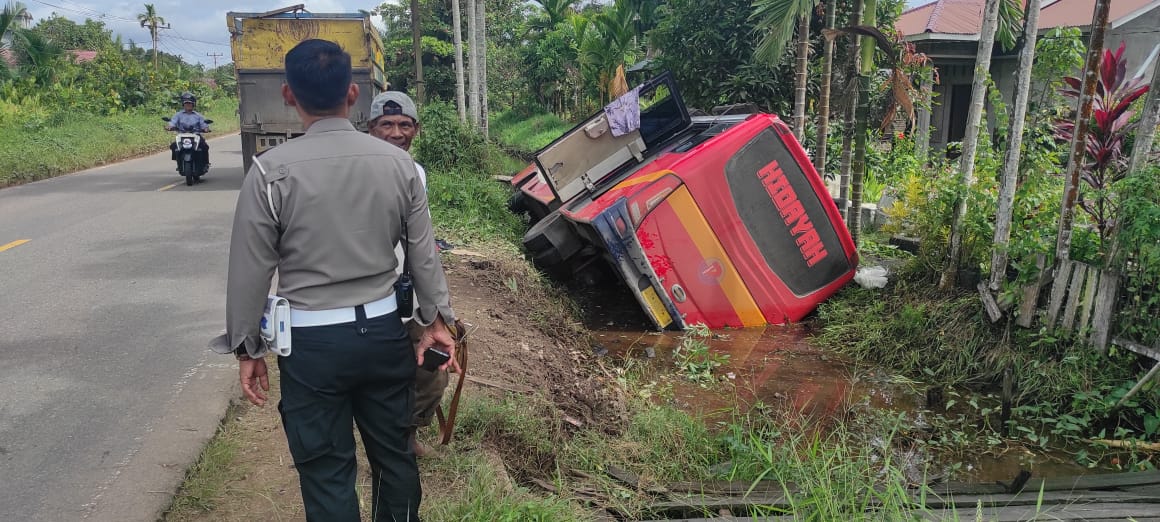 Bus milik PT Perintis masuk parit di Desa Korek, Kecamatan Sungai Ambawang.