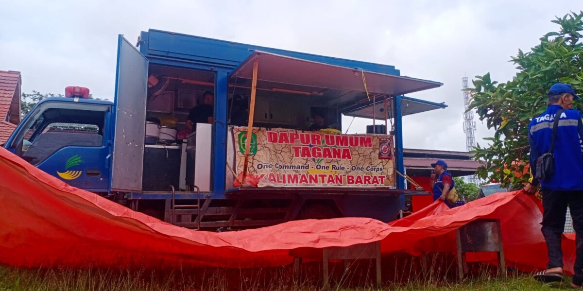 Dapur Umum Lapangan untuk korban banjir di Kabupaten Landak