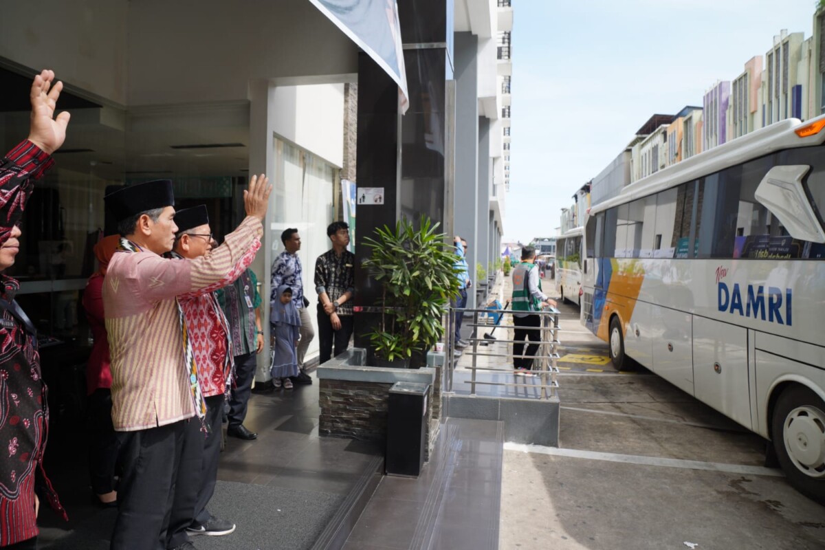 Penjabat Wali kota Pontianak Ani sofyan saat melepas calon haji 