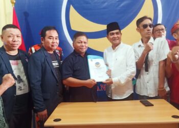 John Hendri mengembalikan berkas pendaftaran sebagai bakal calon Wakil Bupati Sanggau ke Ketua DPD Partai Nasdem Kabupaten Sanggau, Andreas Sisen