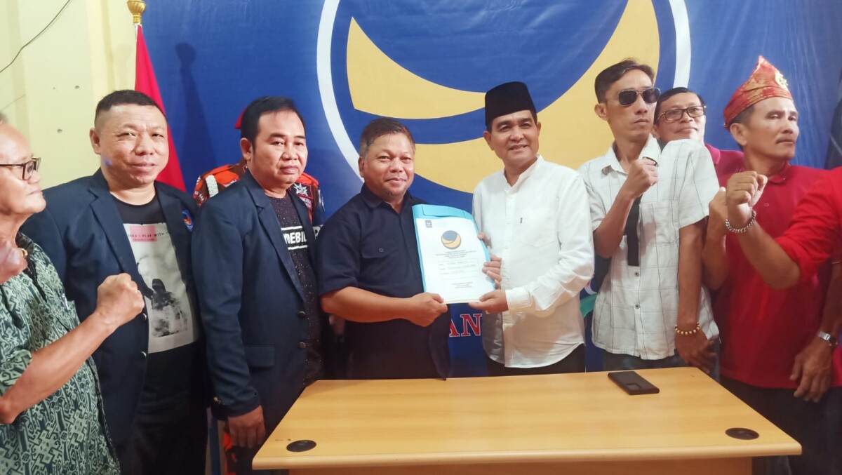 John Hendri mengembalikan berkas pendaftaran sebagai bakal calon Wakil Bupati Sanggau ke Ketua DPD Partai Nasdem Kabupaten Sanggau, Andreas Sisen