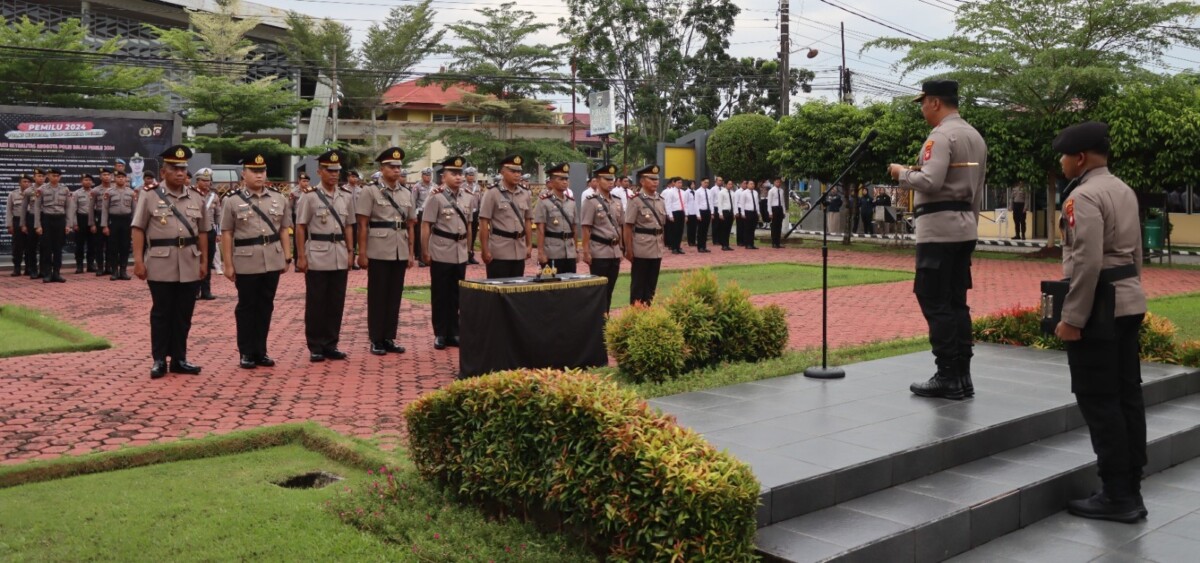 Kapolres Mempawah, Sudarsono memimpin Upacara Sertijab Sembilan Perwira Polisi di Halaman Mapolres Mempawah. Foto: Humas