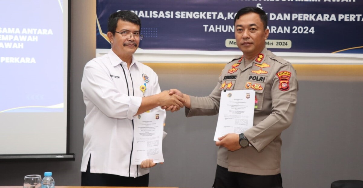 Kepala Badan Pertanahan Mempawah Marihot Gultom bersama Kapolres Mempawah AKBP Sudarsono usai menandatangani MoU untuk Sosialisasi Sengketa, Konflik dan Perkara Pertanahan.