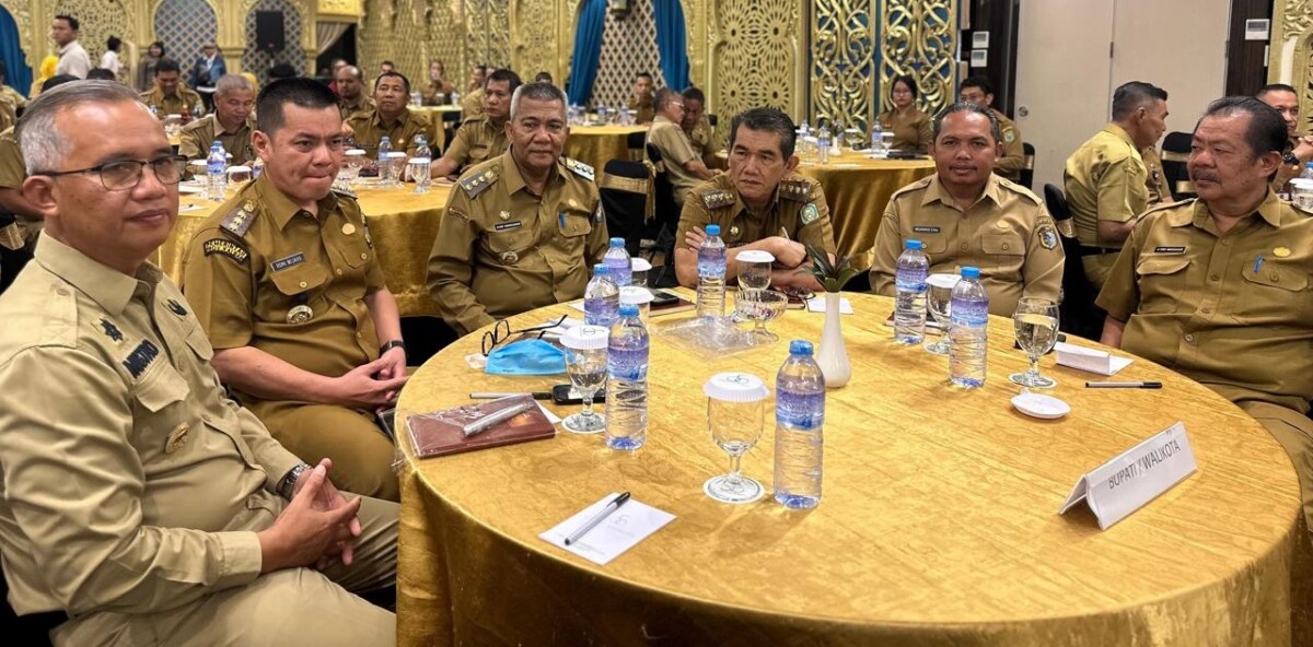Pj Bupati Kayong Utara (dua dari kiri) bersama Pj Bupati dan Wali Kota se Kalimantan Barat hadir dalam Rapat Koordinasi di Pontianak, Senin, 29 April 2024. Foto Prokopim