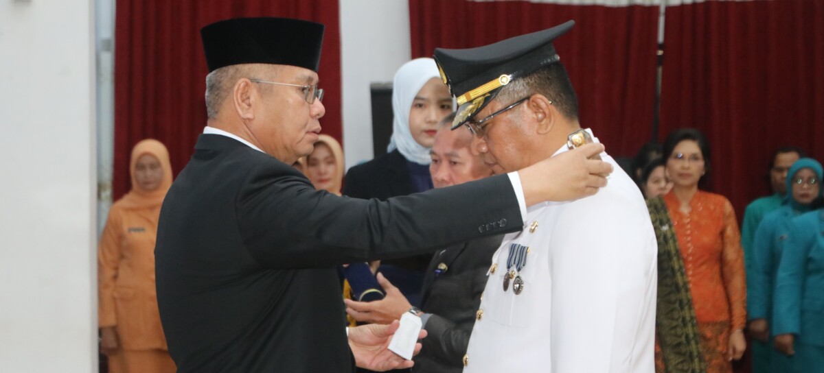 Pj Gubernur Kalbar, Harisson melantik Gutmen Nainggolan sebagai Pj Bupati Landak. Foto: Adpim Pemprov Kalbar