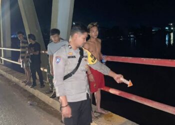 Polisi melakukan olah TKP di Jembatan Sandai. Sandro sempat meloncat ke Sungai Pawan. Foto: Humas Polres Ketapang