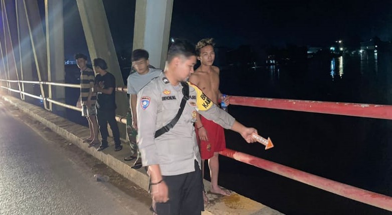 Polisi melakukan olah TKP di Jembatan Sandai. Sandro sempat meloncat ke Sungai Pawan. Foto: Humas Polres Ketapang