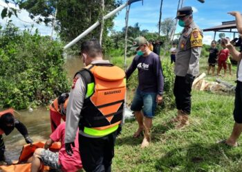 Polisi mengevakuasi jenazah Sandro dari Sungai Pawan, Dusun Muara Kayung pada Minggu, 12 Mei 2024 pagi.