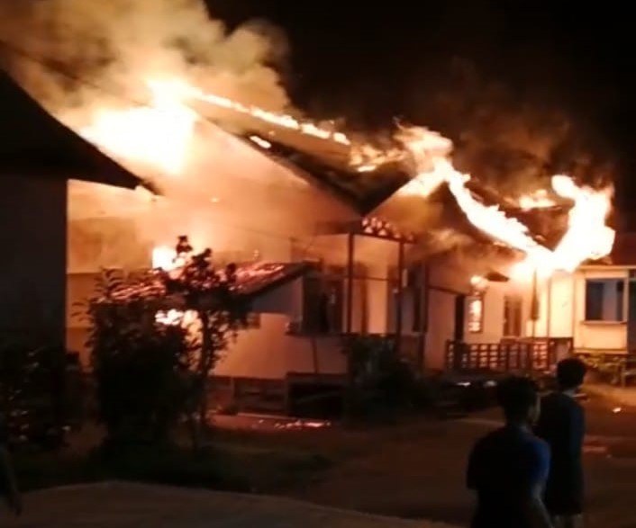 Rumah Dinas Kesehatan Kapuas Hulu terbakar, Rabu, 1 Mei 2024. Foto: Taufiq AS/Jurnalis.co.id