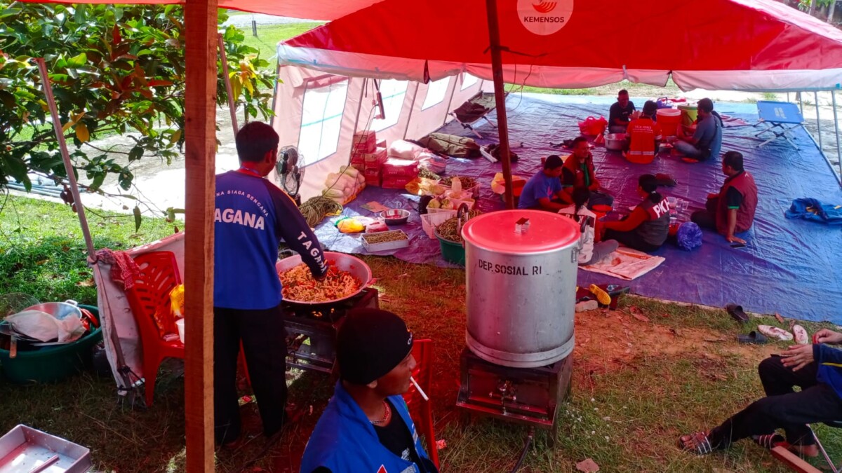 Tenda untuk mengolah makanan untuk warga terdampak banjir