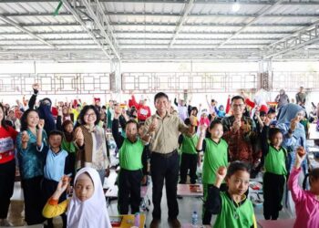 Wakil Bupati Farhan bersama anak-anak usai kegiatan gerakan makan telur bersama. Foto: Prokopim Pemkab Ketapang