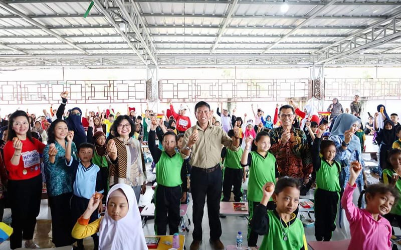 Wakil Bupati Farhan bersama anak-anak usai kegiatan gerakan makan telur bersama. Foto: Prokopim Pemkab Ketapang