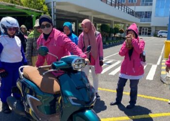 Intip Cara Kartini Zaman Now Belajar Naik Motor yang Aman dan Stylish
