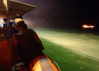 Kapal Terbakar di Muara Pemangkat, 21 Orang Berhasil Diselamatkan