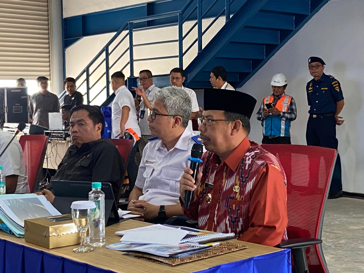 PJ bupati Mempawah H Ismail saat menyampaikan saran pendapat pada kegiatan kunjungan Komsi V DPR -RI di Pelabuhan Internasional Kijing. (Foto, Bayu-Humas Protokol)
