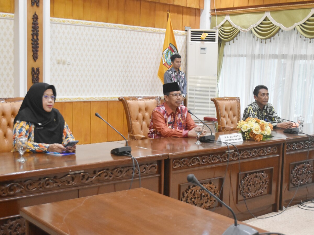 Pj Bupati Mempawah H. Ismail didampingi dua orang staf saat rapat koordinasi virtual bersama mendagri dan gubernur serta bupati se- Indonesia memlalui aplikasi Zoom. (foto, Bayu - Humas Protokol)