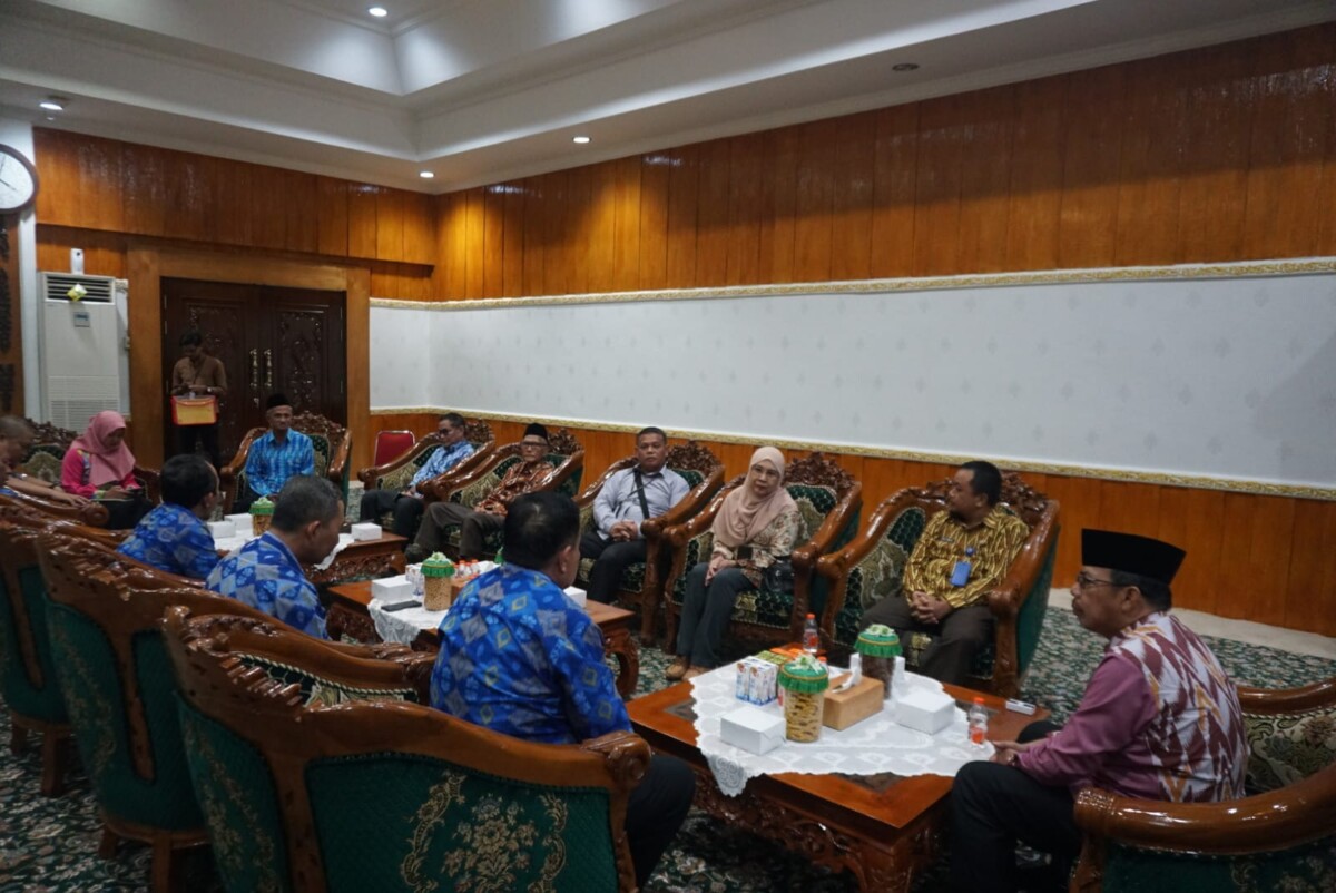 Udiensi PJ Bupati Mempawah Ismail dengan rombongan Dewan Pendidikan Kalbar. (foto, Bayu - Humas Protokol