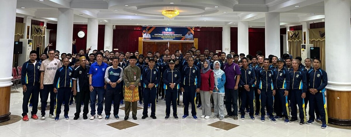 Sejumlah Atlit, Pelatih dan Official POPDA Kabupaten Mempawah yang siap berlaga, foto bersama Pj Bupati, Sekda, Kadis Kominfo, Kabid Disdikpora dan staff (Foto, Bayu- Humas dan Protokol)