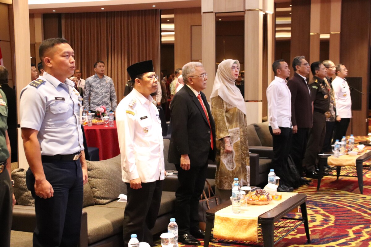 PJ Bupati Mempawah H. Ismail saat menghadiri Seminar restorative justice di di Hotel Alimoer Kubu Raya.