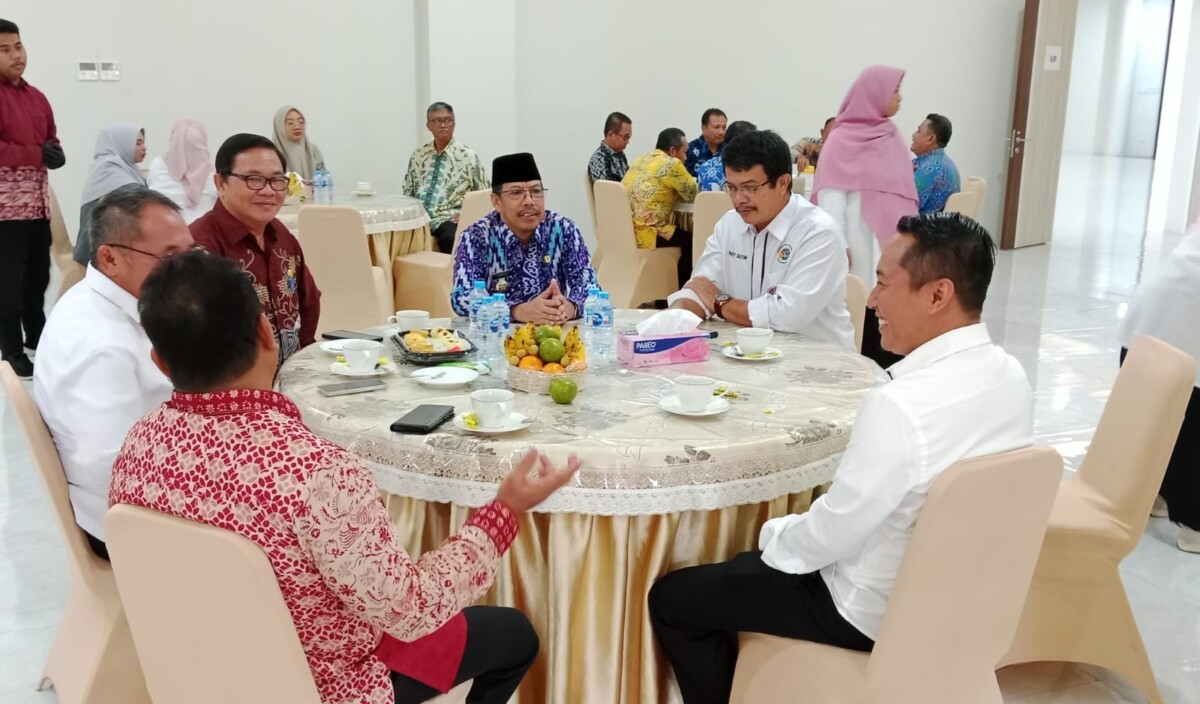 PJ Bupati Mempawah H. Ismail bersama beberapa pejabat daerah lain di Kalbar pada cara Launcing STE di Aula Garuda Kantor Gubernur Kalbar.