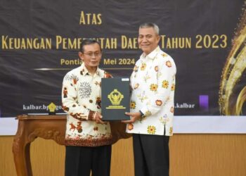 Perwakilan BPK Kalimantan Barat bersama Pj Bupati Kubu Raya Syarif Kamaruzaman