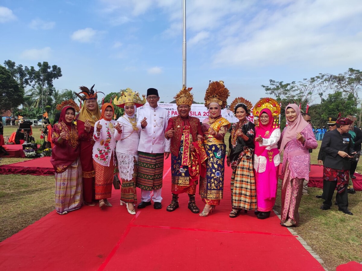 Bupati dan Wabup Jember mengikuti upacara Hari Lahir Pancasila tahun 2024 di lapangan Sukorambi. Foto: Sigit Priyono/Jurnalis.co.id