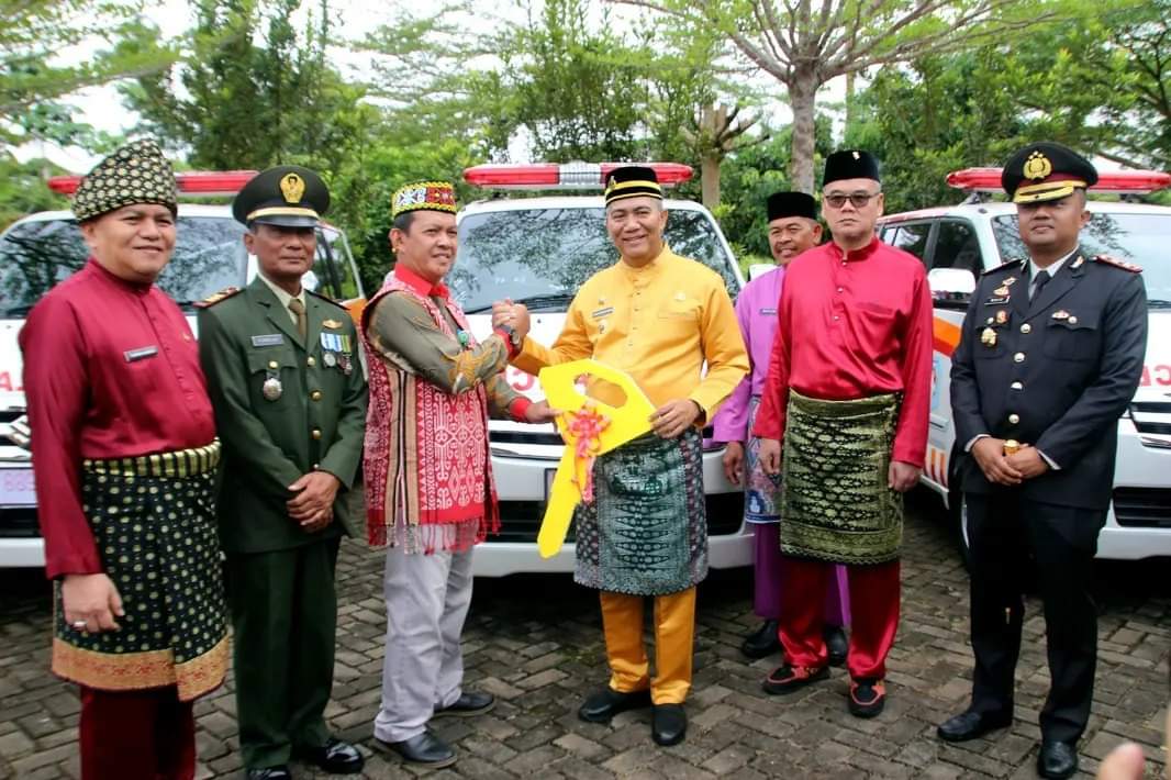 Penyerahan simbolis ambulan kepada pihak puskesmas.